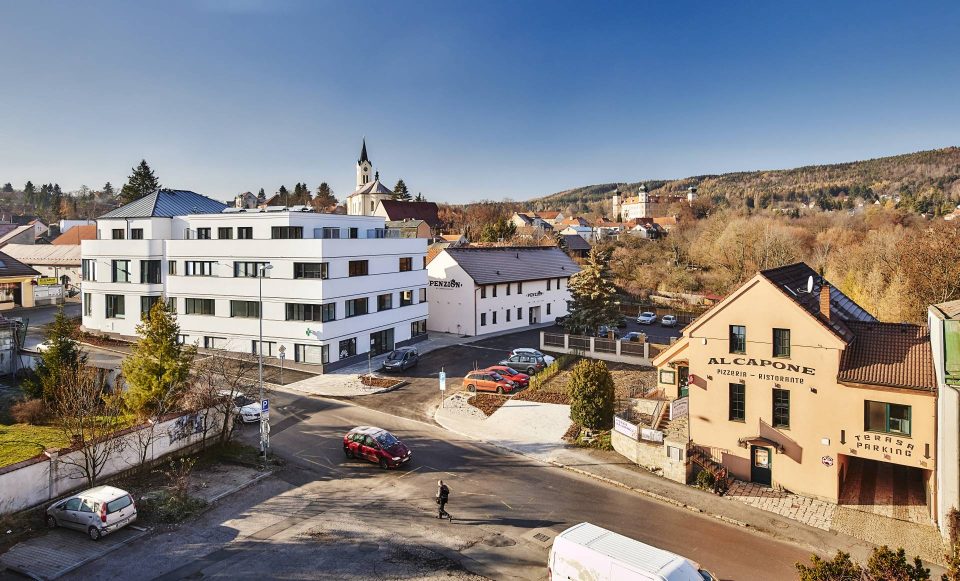 Blick auf Mníšek pod Brdy und die Pension von oben